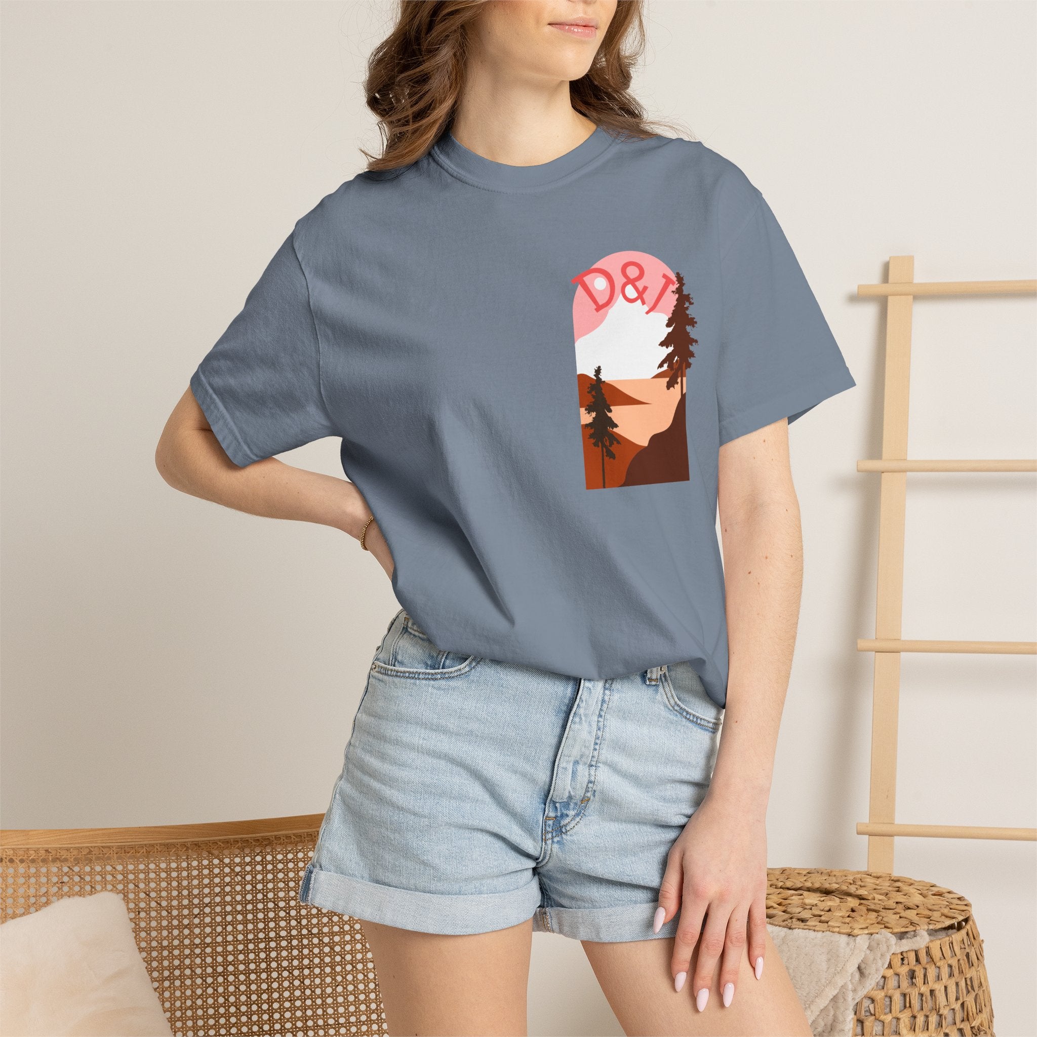 Nature Trail T-Shirt — "Entre Pinos y Senderos" Mountain Scenic Tee